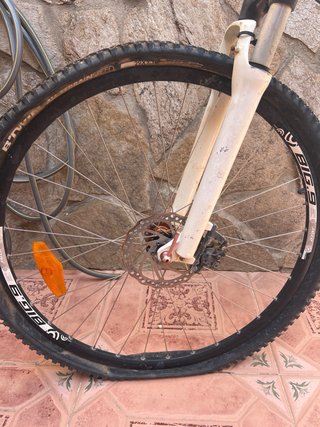 Bicicleta Mérida blanca.