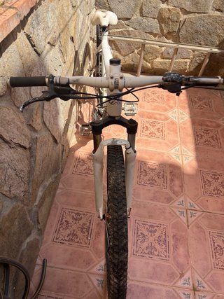 Bicicleta Mérida blanca.