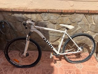 Bicicleta Mérida blanca.