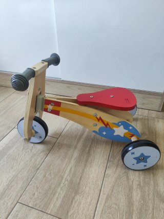 Triciclo de madera con diseño de estrellas