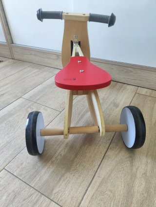 Triciclo de madera con diseño de estrellas