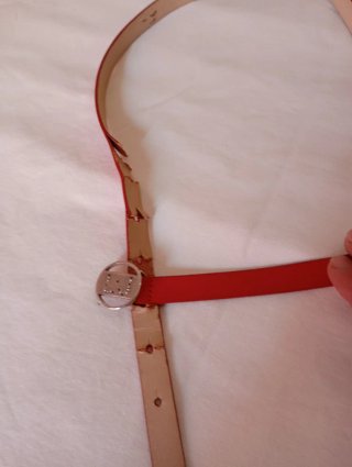 Cintura rossa con fibbia dorata
