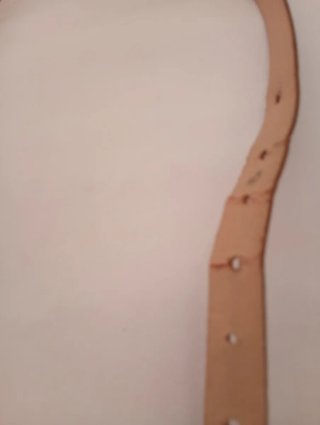 Cintura rossa con fibbia dorata