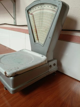 Báscula de tienda antigua