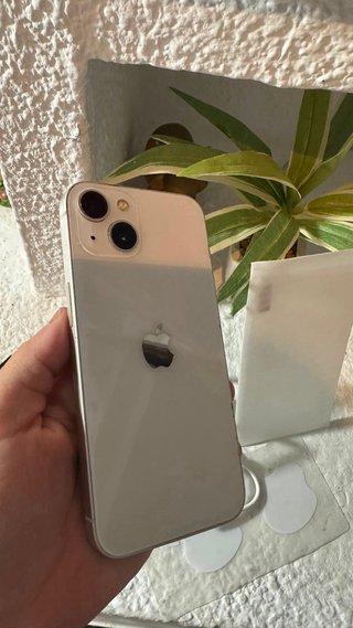 iPhone 13 Plata Libre con Rasguños bateria 100%
