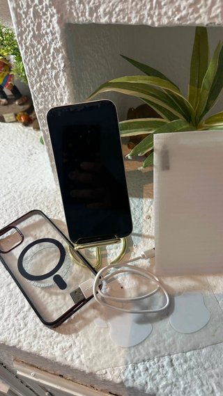 iPhone 13 Plata Libre con Rasguños bateria 100%