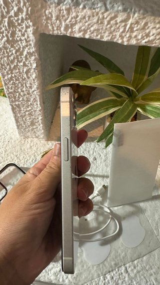 iPhone 13 Plata Libre con Rasguños bateria 100%