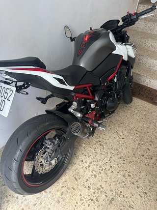 Kawasaki Z900 Naked Gris/Rojo/Blanco