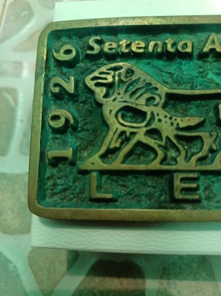 Pisapapeles bronce Setenta Años LEO