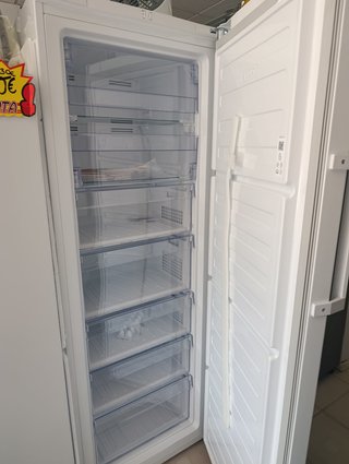 Congelador vertical BEKO