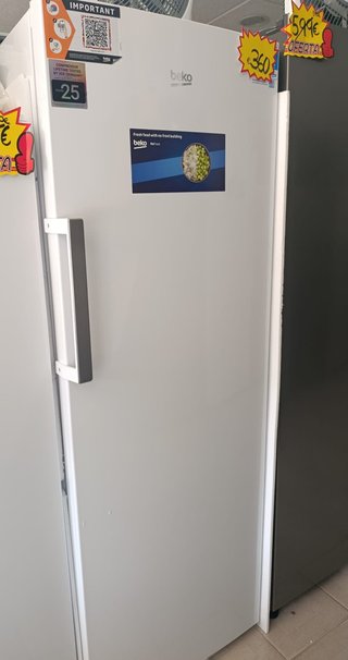 Congelador vertical BEKO