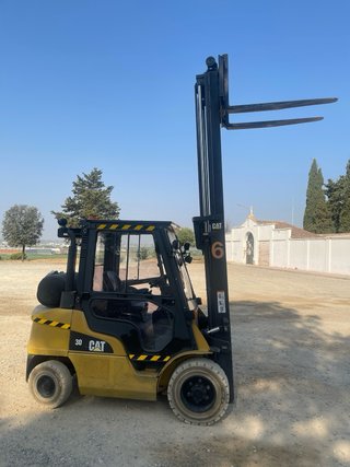 Carretilla Caterpillar 3000 kg año 2018.