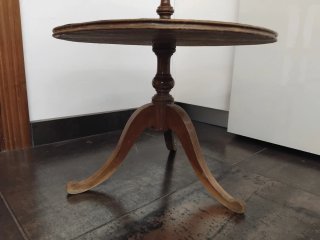 Mesa auxiliar montaplatos redonda de madera