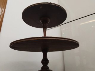 Mesa auxiliar montaplatos redonda de madera
