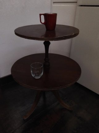Mesa auxiliar montaplatos redonda de madera