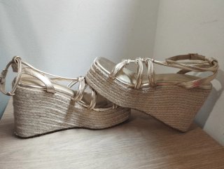 Sandalias doradas cuña esparto