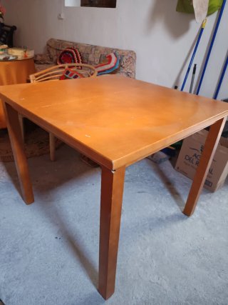 Mesa de madera marrón y naranja