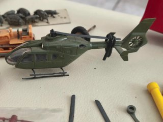 Lote de juguetes: camión, helicóptero, etc.