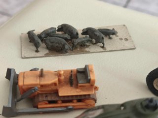 Lote de juguetes: camión, helicóptero, etc.
