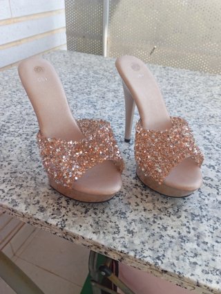 Zapatos de tacón dorados con pedrería