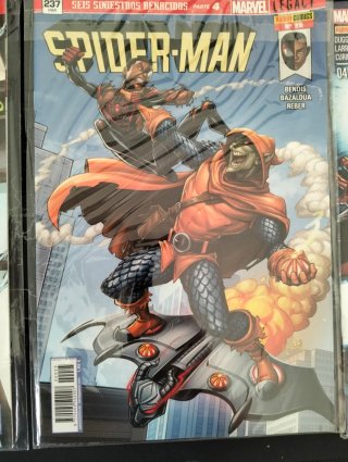 Lote 4 comics  Spiderman e imposibles vengadores