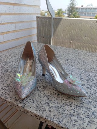 Zapatos de tacón plateados con pedrería