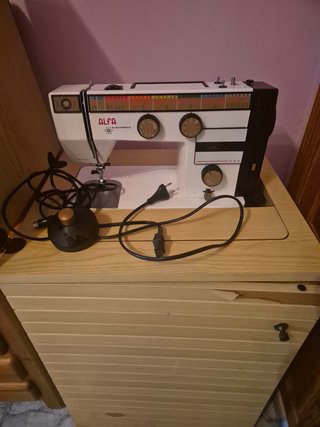 Máquina de coser Alfa Electronic con mueble