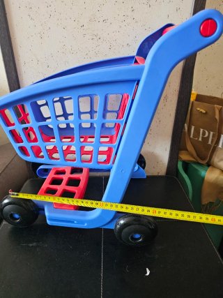 Carrito de compra de juguete azul y rojo