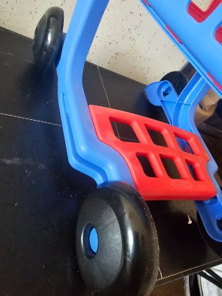 Carrito de compra de juguete azul y rojo