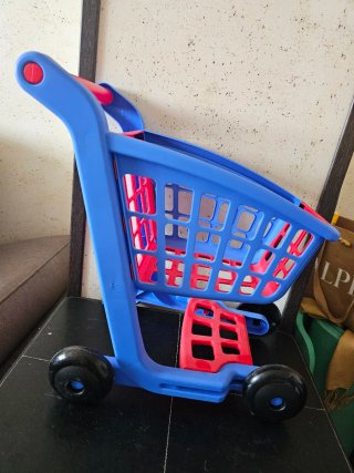 Carrito de compra de juguete azul y rojo