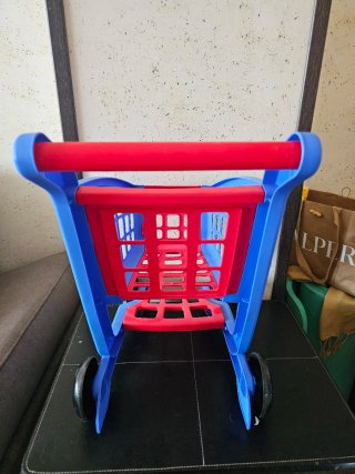 Carrito de compra de juguete azul y rojo