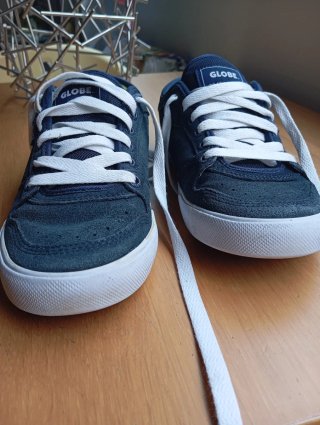 Zapatillas Globe Azul Marino y Blanco