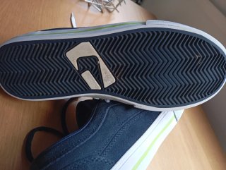Zapatillas Globe Azul Marino y Blanco