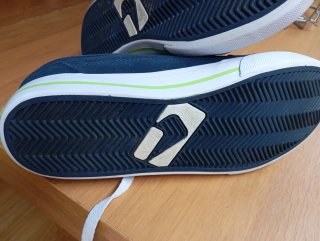 Zapatillas Globe Azul Marino y Blanco
