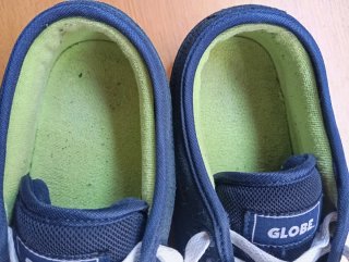 Zapatillas Globe Azul Marino y Blanco