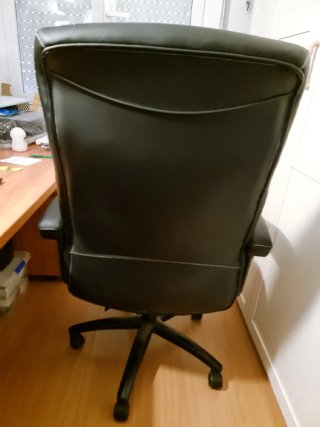 Silla de oficina negra