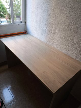 Escritorio de madera nuevo