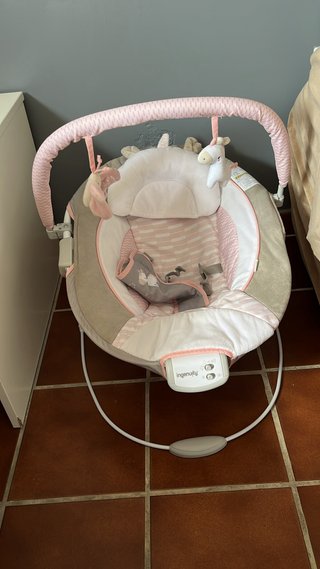 Silla Mecedora Ingenuity Beige y Rosa