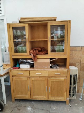 Vitrina de madera con puertas de cristal