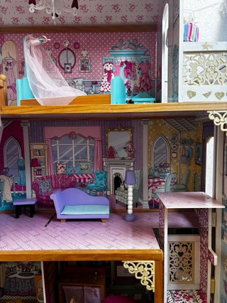 Casa de muñecas grande con muebles