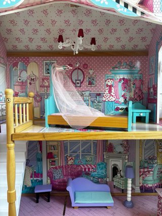 Casa de muñecas grande con muebles