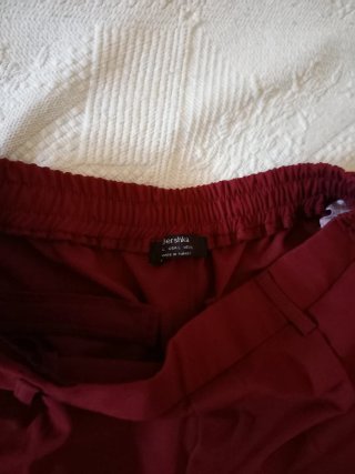 Pantalón tela Bershka granate