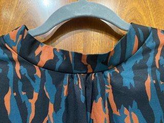 Camisa estampada cuello alto