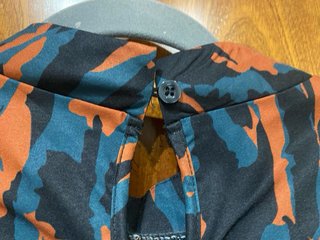 Camisa estampada cuello alto