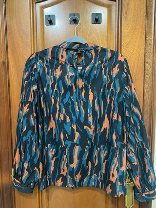 Camisa estampada cuello alto