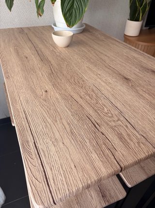 Mesa alta con 4 taburetes