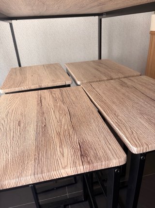 Mesa alta con 4 taburetes