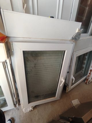 Ventana con persiana 77x137