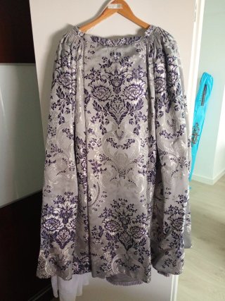 Falda fallera, zapatos y tela corpiño