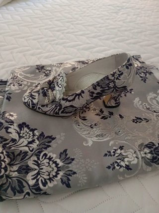 Falda fallera, zapatos y tela corpiño
